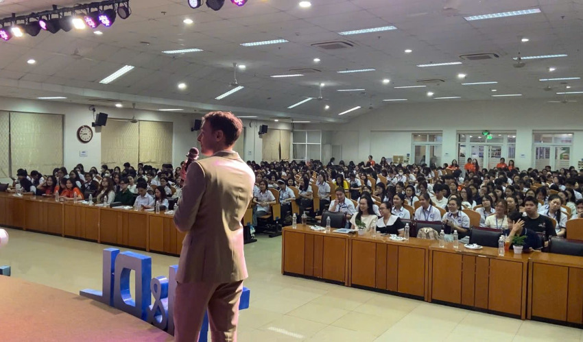 Guillaume Rondan delivering a training inside a university
